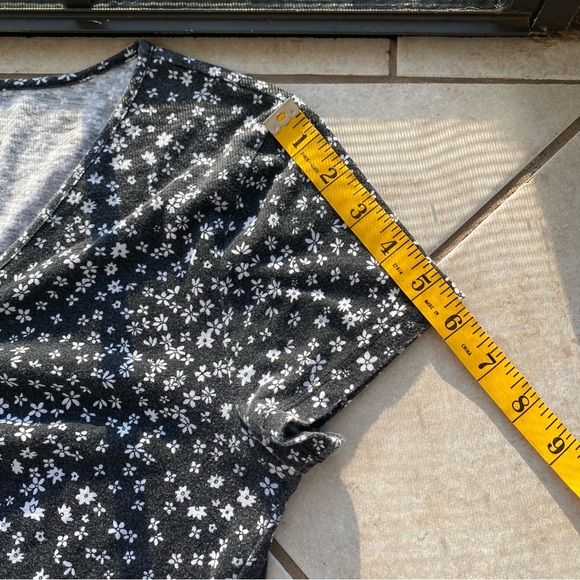 Arizona Jeans Co. Black w White Flowers Crop Top Gather Front Drawstring size L - Picture 8 of 8